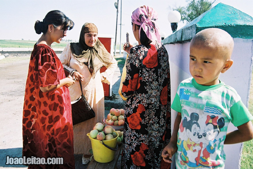People buying apples near Tashkent, Uzbekistan - Central Asia