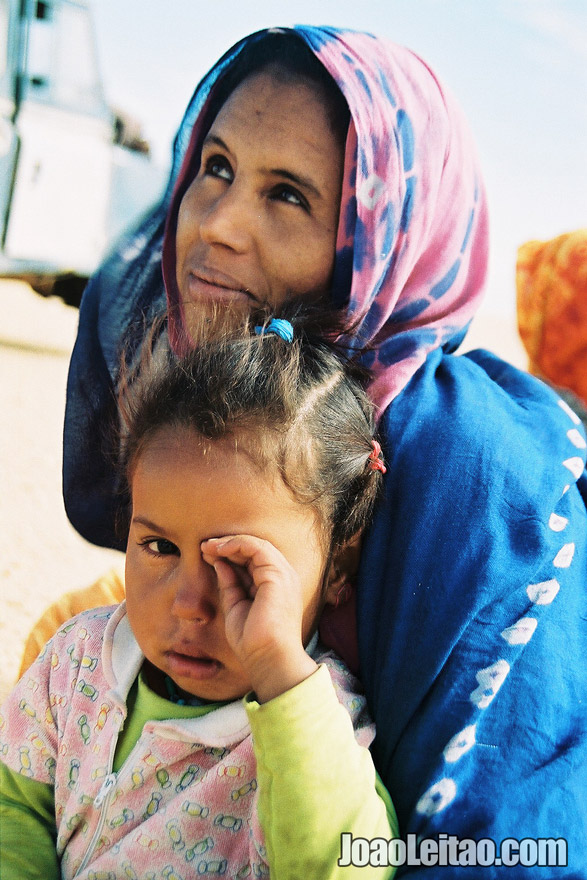 Woman and child on Sahara Desert Tracks Sebkhet Oum way to Bir Moghrein, Northern Mauritania